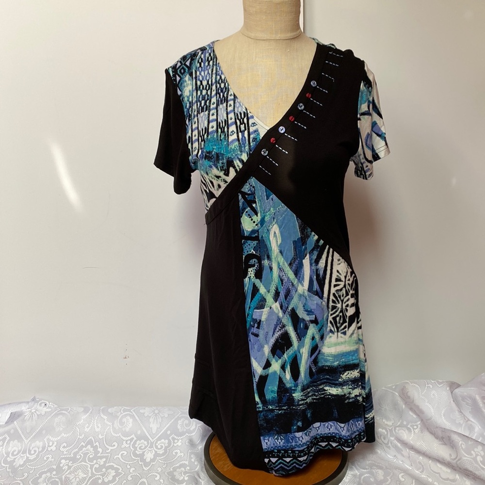 Black and blue colored knit tunic